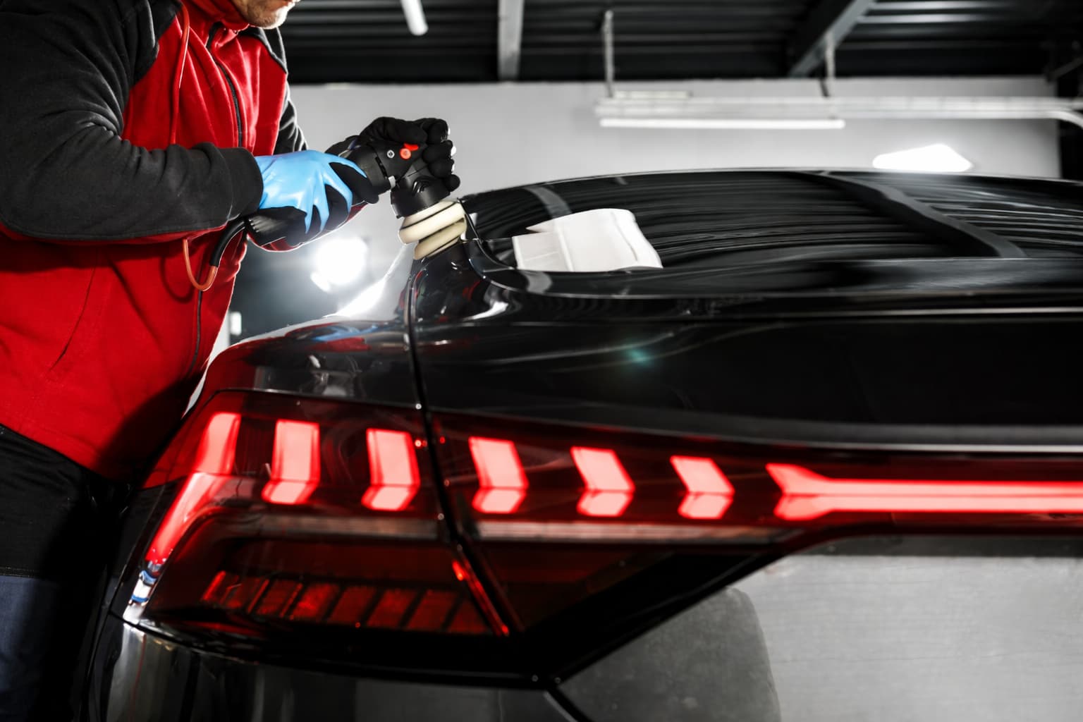 Полірування автомобіля та нанесення керамічного покриття